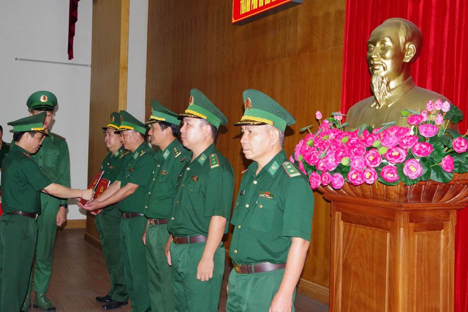 Trao các quyết định Thăng quân hàm, nâng lương năm 2022 cho cán bộ