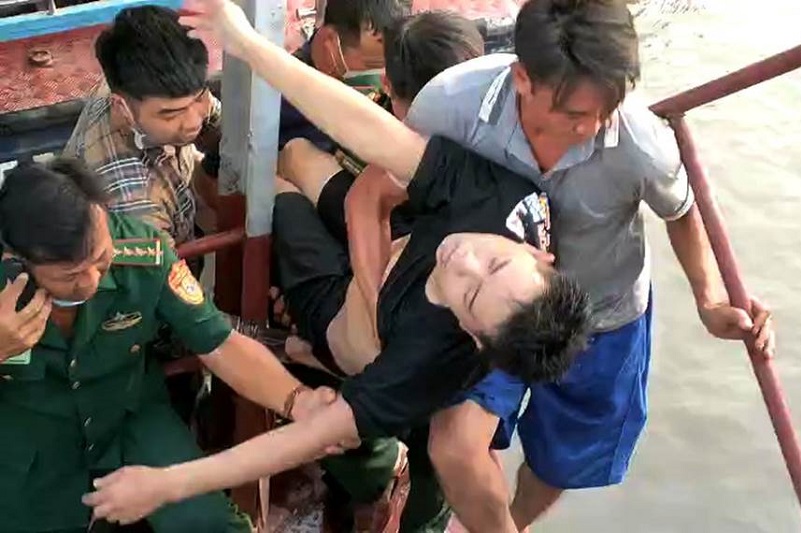  TP.HCM: Cứu vớt nạn nhân nhảy cầu Phú Mỹ, Quận 7