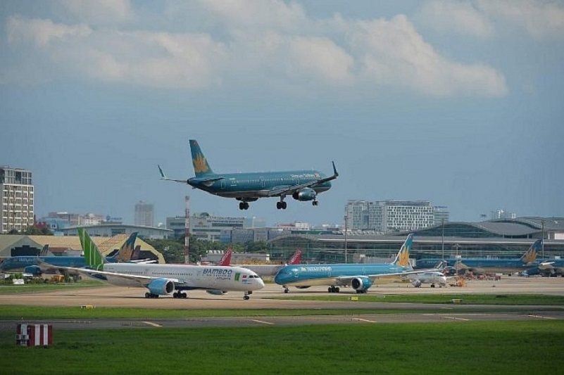 Đường bay quốc tế gặp khó khăn vì dịch đậu mùa khỉ