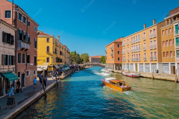 Nữ tiếp viên của hãng La Azafata kể những khoản phạt lạ ở Venice