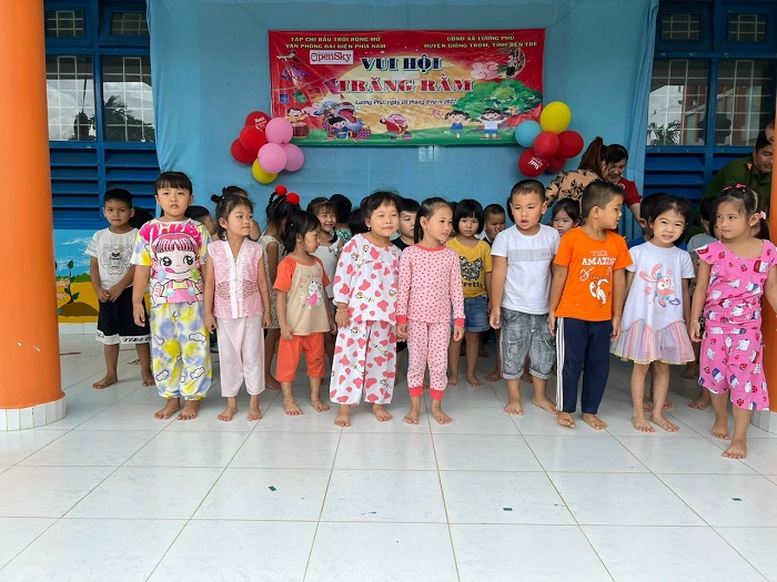Trao tặng quà nhân dịp Trung Thu cho các cháu thiếu nhi tại Bến Tre