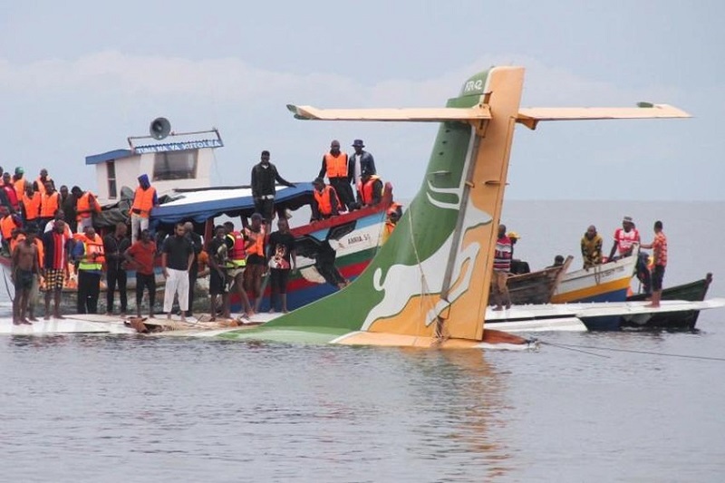 Máy bay chở khách ở Tanzania rơi xuống hồ, 19 người thiệt mạng