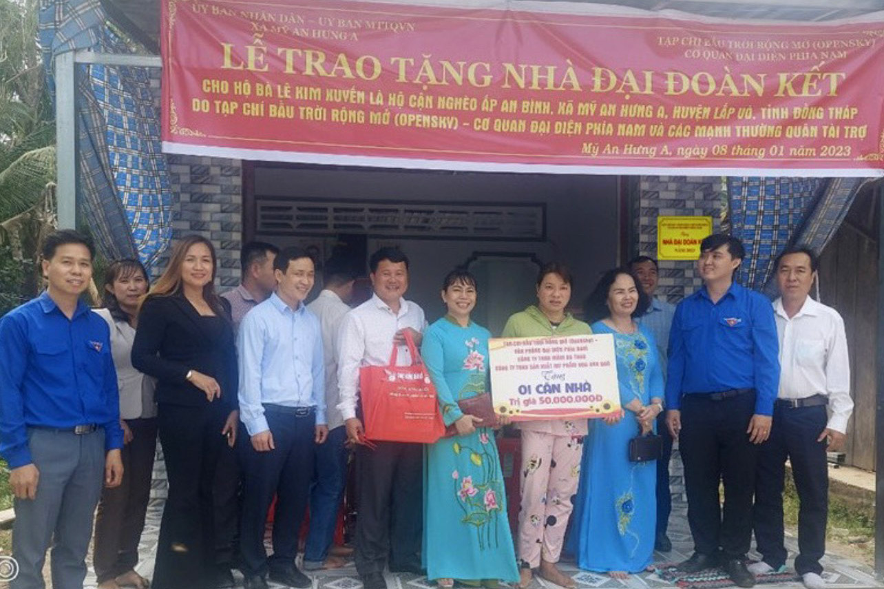 Trao căn nhà Đại Đoàn Kết cho hộ nghèo khó khăn về nhà ở tại Đồng Tháp