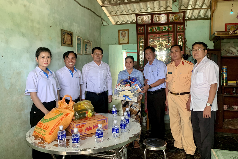 Ban ATGT TP.HCM thăm hỏi gia đình nạn nhân bị TNGT dịp Tết Nguyên Đán 2023