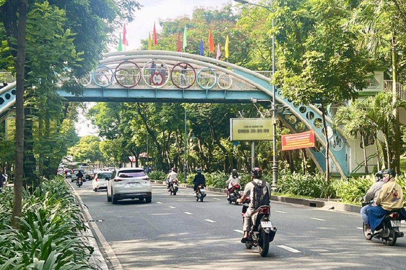 Tháo dỡ cầu bộ hành để thi công đường nối sân bay Tân Sơn Nhất