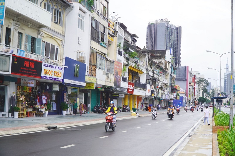 TP.HCM lắp mái che nắng dọc vỉa hè đường Lê Lợi