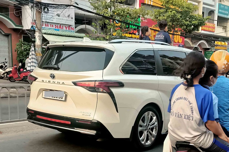 Bất chấp nguy hiểm, tài xế vô tư để trẻ chui qua cửa sổ trời