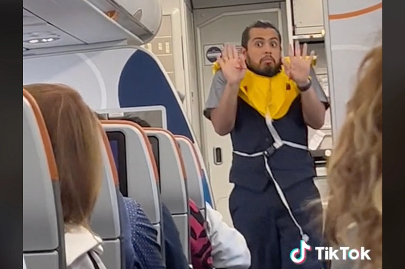 Tiếp viên hàng không JetBlue gây chú ý với khoảng khắc đặc biệt