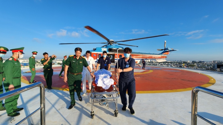 Bệnh viện Quân y 175 kịp thời đưa ngư dân từ đảo Phan Vinh về đất liền điều trị