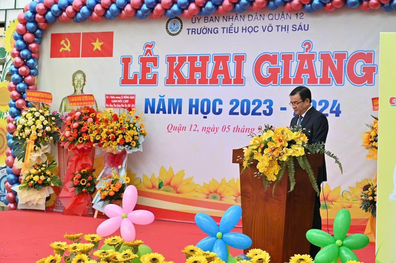 Thiếu tướng Lê Hồng Nam, Ủy viên Ban Thường vụ Thành ủy, Bí thư Đảng ủy, Giám đốc Công an TPHCM dự Lễ khai giảng năm học mới tại trường Tiểu học Võ Thị Sáu, Quận 12