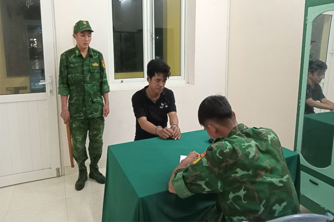 Đồn Biên phòng Cửa khẩu Mỹ Quý Tây tiếp nhận đối tượng truy nã từ Đồn Công an Hành chính Sôm Rông (Campuchia)