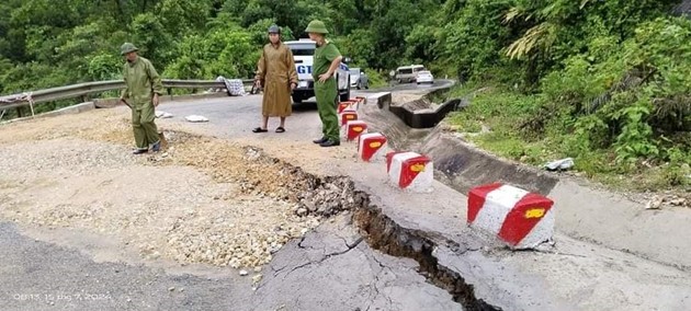 Nghệ An: Tạm dừng lưu thông trên quốc lộ 16 do sụt lún
