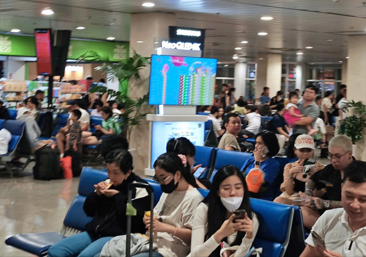 Đi chơi lễ 2/9, loạt chuyến bay delay, khách chờ từ chiều tới tối chưa khởi hành