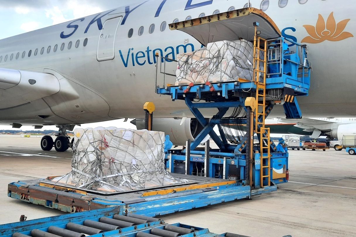 VNA vận chuyển hơn 200 nghìn bộ xét nghiệm nhanh Covid-19 do Đức trao tặng về TP.HCM