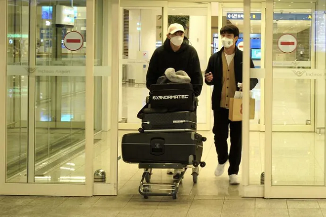 Đoàn Văn Hậu xuống sân bay Incheon, chuẩn bị phẫu thuật chữa trị chấn thương tại Hàn Quốc
