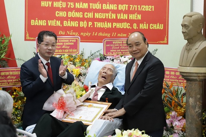 Trao huy hiệu 75 năm tuổi Đảng cho thân sinh Chủ tịch nước Nguyễn Xuân Phúc