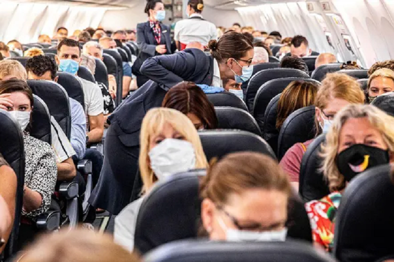 Có nên nhấn ngay nút báo động khẩn cấp khi có va chạm xô xát trên máy bay?