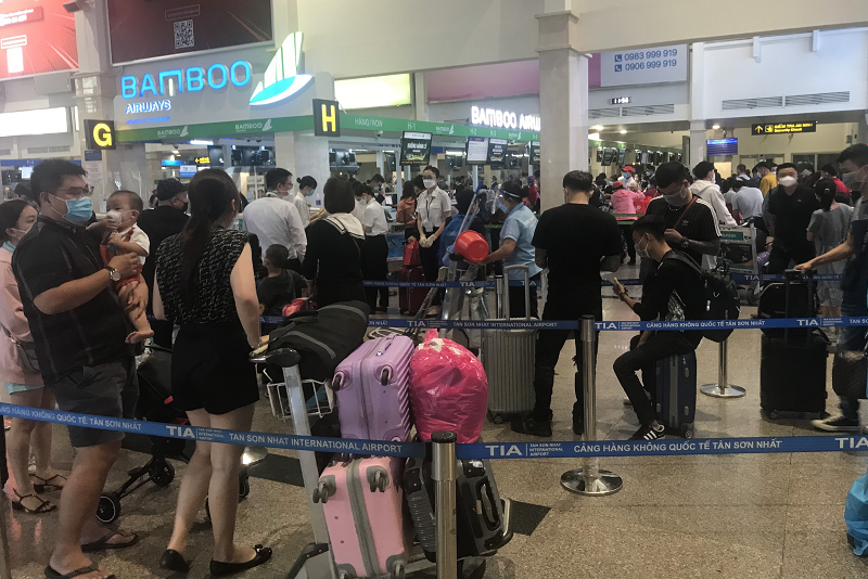 Sân bay Tân Sơn Nhất đông nghẹt người về quê ăn Tết