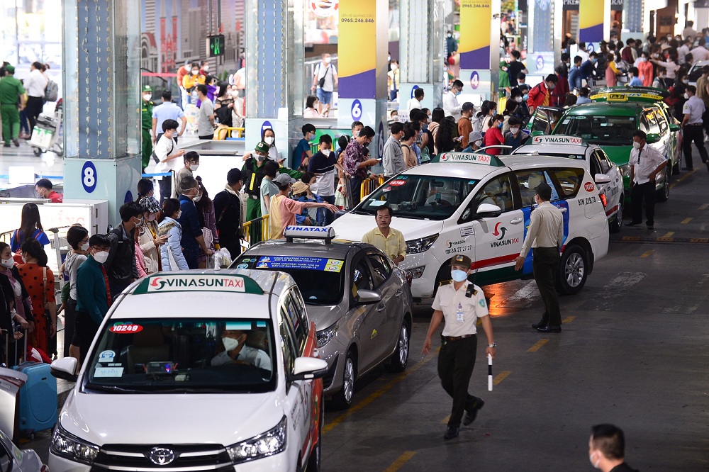 Các hãng taxi cam kết điều tiết tăng số lượng xe tại sân bay Tân Sơn Nhất