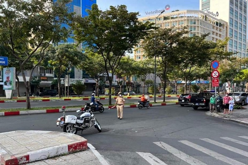 Hành động đẹp của chiến sĩ CSGT TP.HCM đưa người bị nạn đi cấp cứu kịp thời