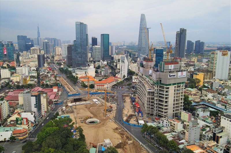 Ga metro trung tâm Bến Thành gấp rút thi công hoàn trả mặt bằng trước ngày 30-4