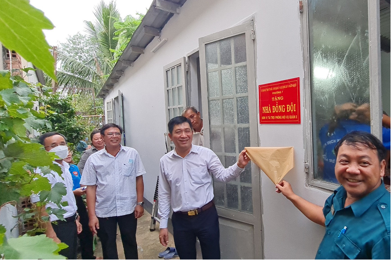 Trao tặng nhà tình thương - công trình chào mừng đại hội chi bộ và học tập làm theo lời bác năm 2022 
