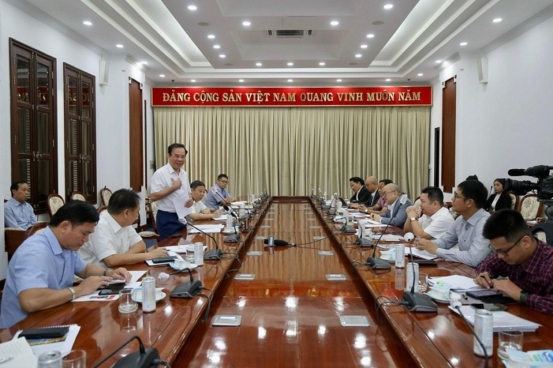 Bí Thư Nguyễn Văn Nên gặp gỡ, làm việc với 2 đội bóng của TP.HCM 