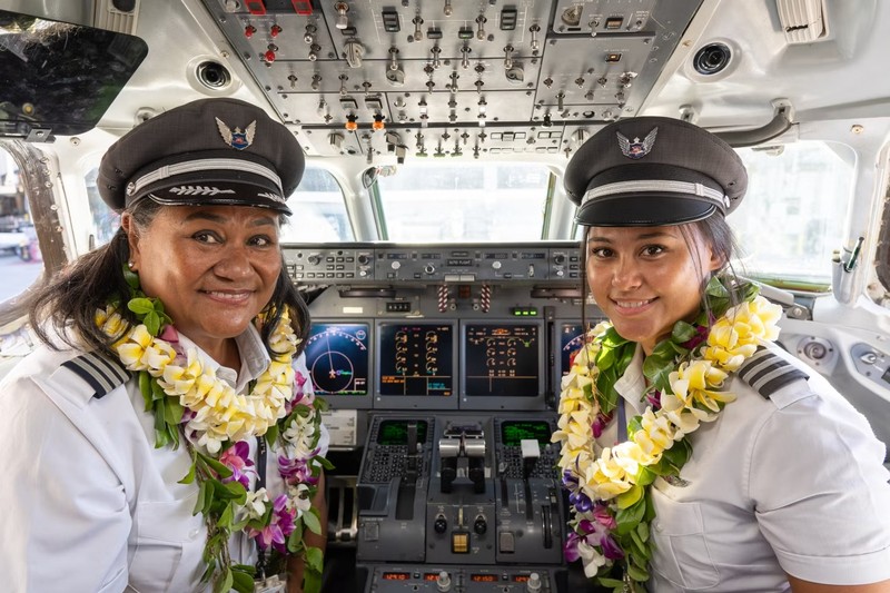 Hawaiian Airlines có chuyến bay đầu tiên mẹ làm cơ trưởng, con gái là cơ phó