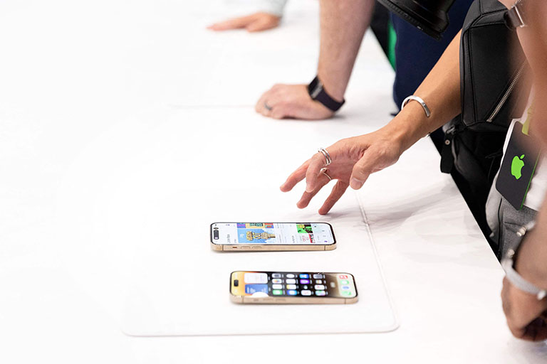 Ngăn ngừa nhập lậu điện thoại iPhone 14 qua đường hàng không