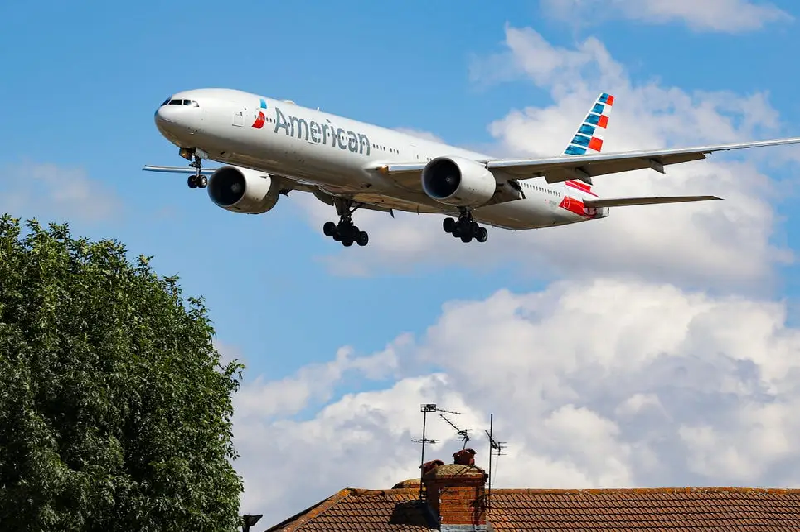 Lợi nhuận American Airlines tăng gấp đôi dù bay ít hơn