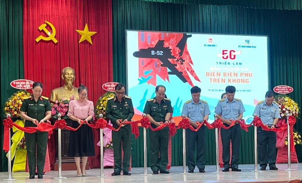 Khai mạc triển lãm  “Bản hùng ca Điện Biên Phủ trên không” tại Tp.Hồ Chí Minh