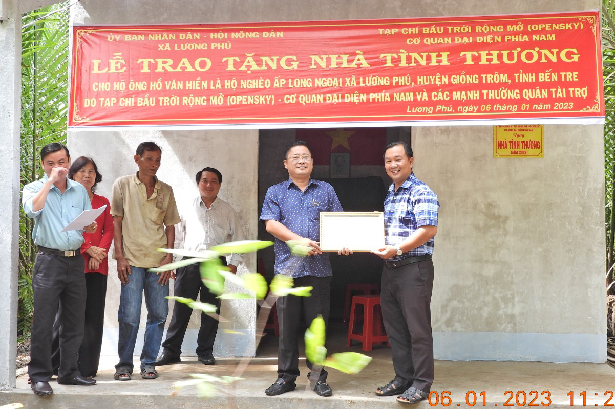 Trao tặng nhà tình thương cho hộ gia đình có hoàn cảnh khó khăn về nhà ở tại Bến Tre