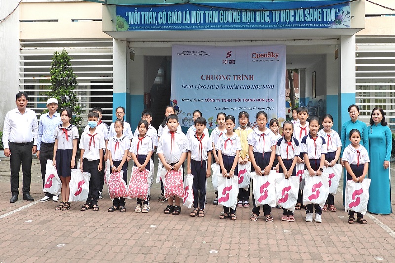 Tạp chí OpenSky đồng hành cùng mạnh thường quân trao tặng mũ bảo hiểm cho học sinh
