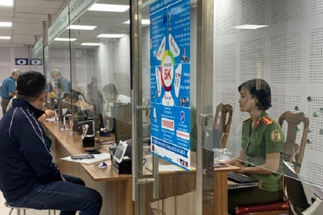 Tiếp nhận gần 600 hồ sơ cấp hộ chiếu phổ thông gắn chíp ngày đầu