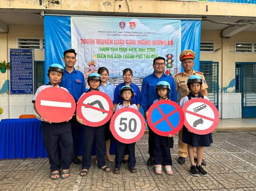 Tuổi trẻ Phòng CSGT ĐB-ĐS xung kích tuyên truyền Luật Giao thông đường bộ