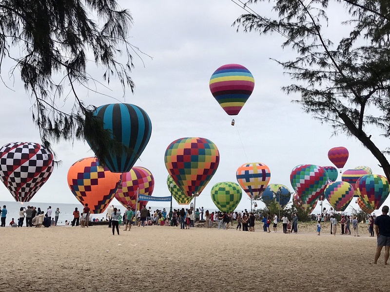 Bình Thuận: Biển trời Phan Thiết rực rỡ sắc màu khinh khí cầu
