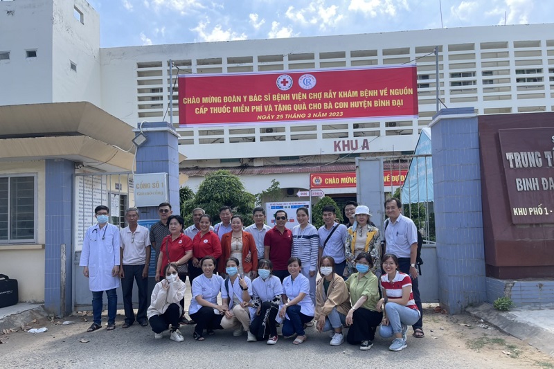 Đoàn y, bác sĩ bệnh viện Chợ Rẫy khám bệnh, phát thuốc miễn phí và trao quà tại Bến Tre