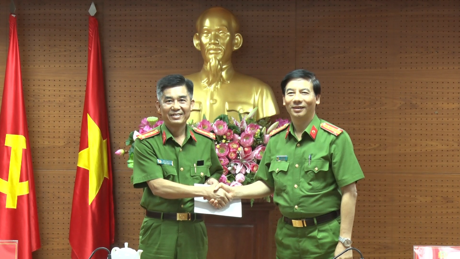 KHEN THƯỞNG CÁC TẬP THỂ, CÁ NHÂN CÓ THÀNH TÍCH XUẤT SẮC TRONG ĐẤU TRANH, PHÒNG CHỐNG TỘI PHẠM