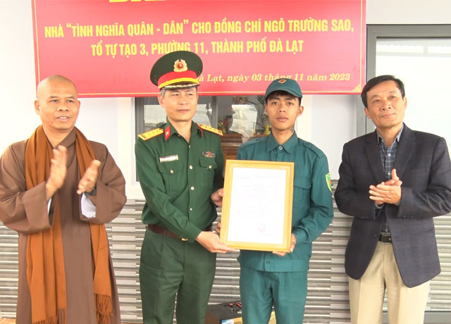 Đà Lạt trao tặng nhà tình nghĩa cho quân dân