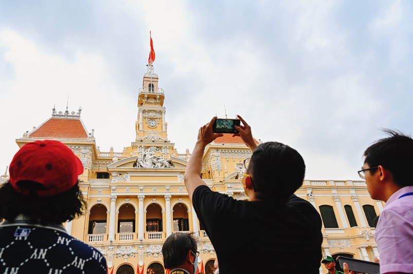 Kết hợp nhiều điểm nổi tiếng khi tham quan tòa nhà UBND TPHCM 
