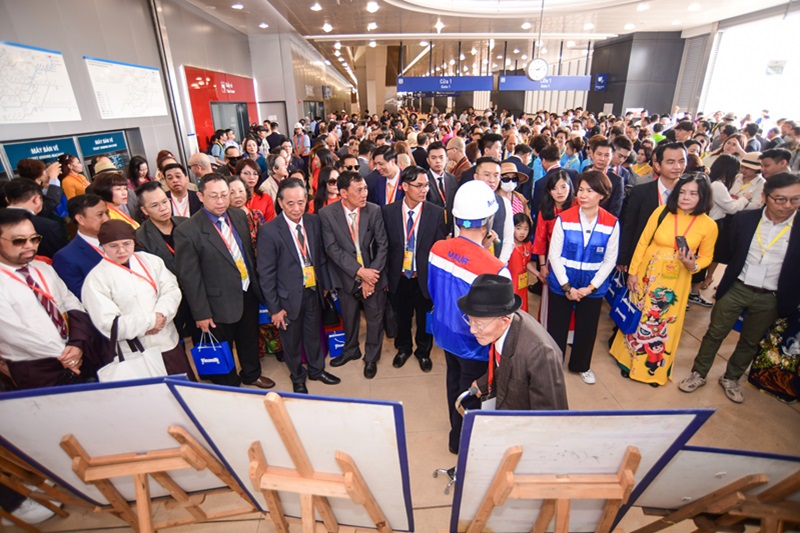 TRẢI NGHIỆM TUYẾN METRO BẾN THÀNH – SUỐI TIÊN, KIỀU BÀO VUI MỪNG TRƯỚC SỰ PHÁT TRIỂN CỦA THÀNH PHỐ