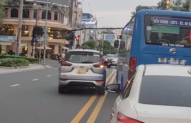 CSGT phạt ô tô đi sai luật “nhờ” clip người dân cung cấp