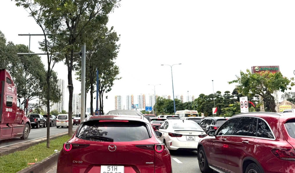 Kẹt cứng đoàn xe vào Cao Tốc TP.HCM - Long Thành - Dầu Giây