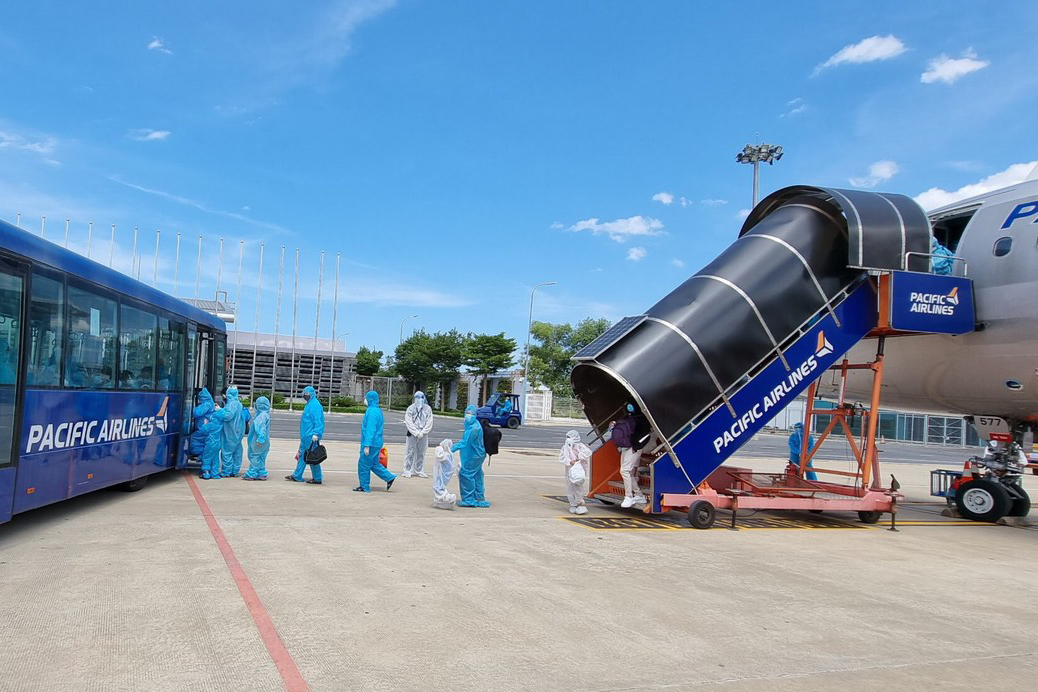 Hạnh phúc vỡ òa trên chuyến bay về nhà giữa làn sóng dịch Covid-19 