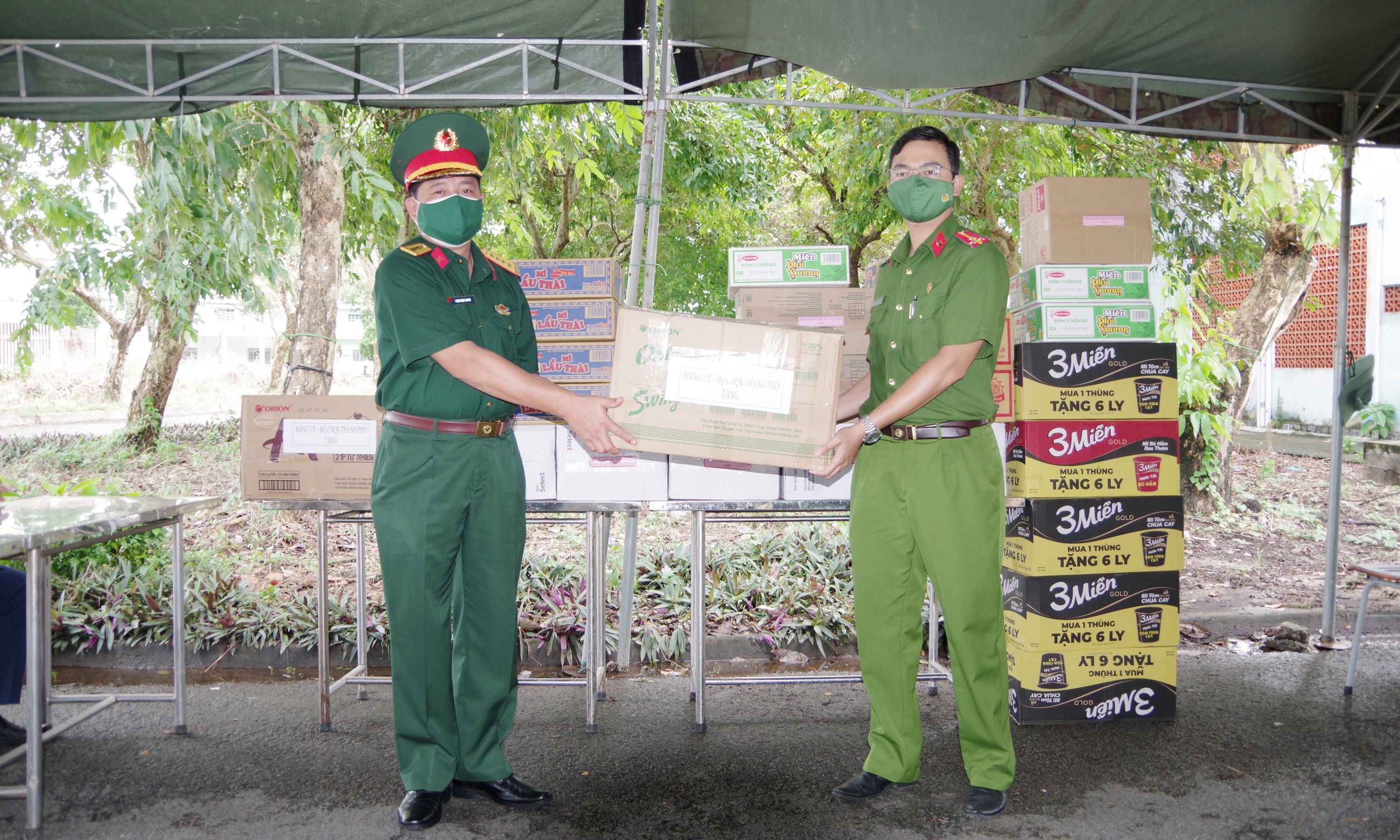 Bộ Chỉ huy Quân sự TP. Cần Thơ: Đến thăm, động viên và tặng quà cho bộ phận phục vụ tại khu cách ly Đại học Cần Thơ