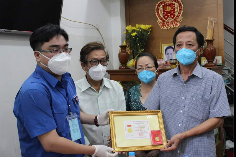 Trao huy hiệu “Tuổi trẻ dũng cảm” của Trung ương Đoàn cho đại úy Phan Tấn Tài