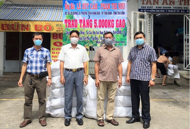 Hạt gạo nghĩa tình yêu thương, cùng người lao động bước qua mùa dịch 